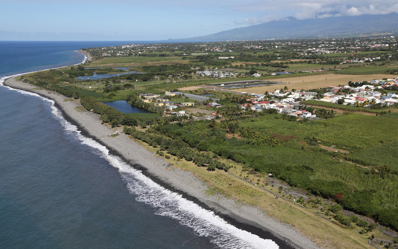Wybrzeże wyspy Reunion, na której znaleziono fragment wraku /AFP