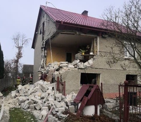 Wybuch butli z gazem w domu jednorodzinnym. Dwie osoby ranne /Straż Pożarna w Kielcach /