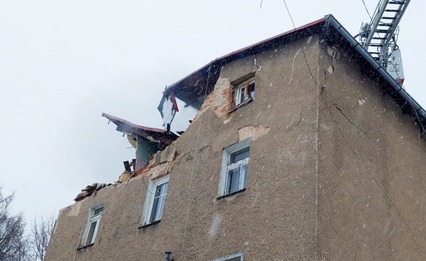 Wybuch gazu w domu wielorodzinnym w Sosnówce. 2 osoby ranne