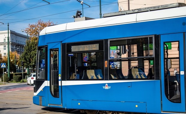 Wybuch i ogień na dachu tramwaju w Krakowie [NAGRANIE]