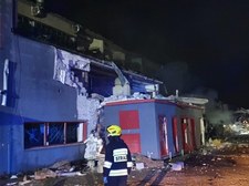 Wybuch i pożar hali w Kędzierzynie Koźlu. Na miejscu pracuje ekipa poszukiwawcza z psem