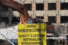 Wybuch kontrolowany. Szpital-widmo znika z krajobrazu