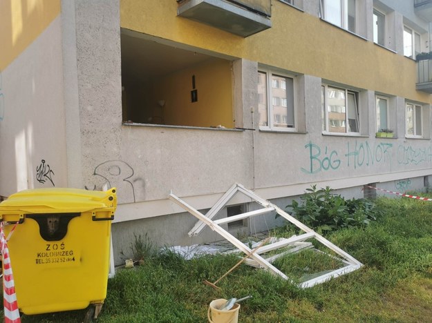 Wybuch na parterze bloku przy ul. Grochowskiej był tak silny, że wyrwało okno z framugą. /Artur Sempruch Miastokolobrzeg.pl /