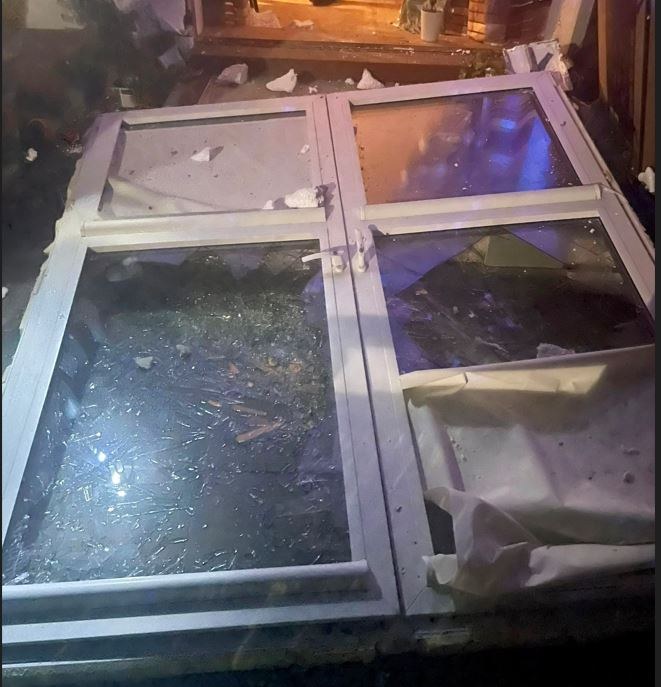 Wybuch spowodował, że wypadło okno /KM PSP w Gdańsku /Policja