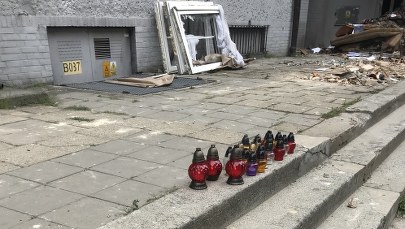 Wybuch w bytomskiej kamienicy: Mieszkańcy zapalają znicze przed budynkiem
