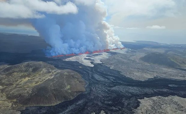 Wybuch wulkanu na Islandii. Pluje lawą na wysokość 50 m [FILMY]