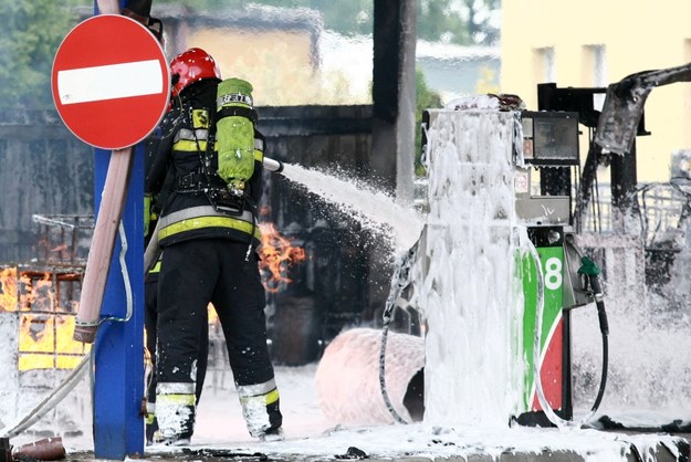Wybuch zbiorników z łatwopalną substancją spowodował, 31 bm. pożar na terenie zakładu zajmującego się dystrybucją i sprzedażą paliw w Płocku /Marcin Bednarski /PAP