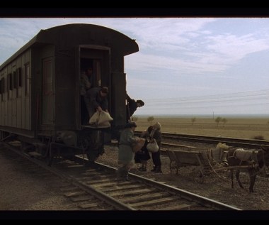 Wybucha II wojna światowa. Watowie wraz z synkiem uciekają z zajętej przez faszystów Warszawy na wschodnie terytoria Polski. Boją się Niemców, są Żydami. Tutaj zaskakuję ich sowiecka okupacja. Wat zostaje aresztowany, a Ola i jej syn wywiezieni w głąb Rosji, do Kazachstanu, gdzie z innymi polskimi zesłańcami pracują na polach sowchozu. Jako Żydówka i żona komunisty Ola jest bojkotowana przez Polaków. Jednocześnie zmaga się z opętańczą miłością sowieckiego komendanta. Rozpaczliwie walczy o przetrwanie swoje i syna. Niezłomnie wierzy, że kiedyś spotka się z mężem.