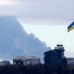 Wybuchy i słupy dymu nad Kijowem. Miasto walczy z nalotami 