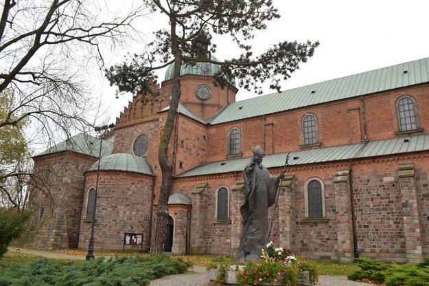 Wybudowana w latach 1130-44 w stylu romańskim przez biskupa Aleksandra z Malonne katedra Wniebowzięcia Najświętszej Marii Panny w Płocku jest jedną z pięciu najstarszych w kraju i jedną z trzech, gdzie pochowani są dawni władcy Polski /Paweł Balinowski /Archiwum RMF FM