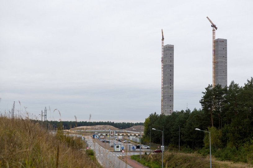 Wybudowane pylony nieukończonego bloku węglowego w elektrowni Ostrołęka trzeba było wyburzyć /Reporter