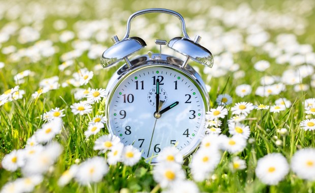 Wybudzeni z zimowego snu. Kto odchoruje zmianę czasu?