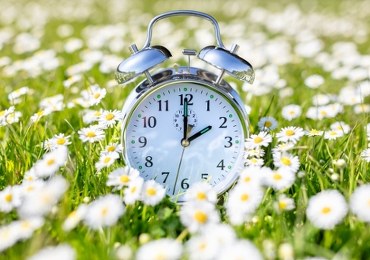 Wybudzeni z zimowego snu. Kto odchoruje zmianę czasu?