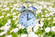 Wybudzeni z zimowego snu. Kto odchoruje zmianę czasu?