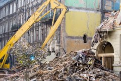 Wyburzanie kamienicy po wybuchu w Katowicach 