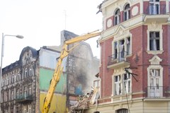 Wyburzanie kamienicy po wybuchu w Katowicach 