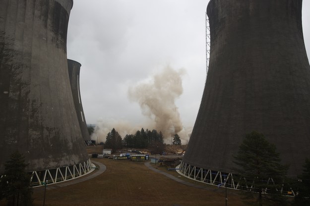 Wyburzanie kolejnej chłodni kominowej w Elektrowni Siersza w Trzebini //Łukasz Gągulski /PAP