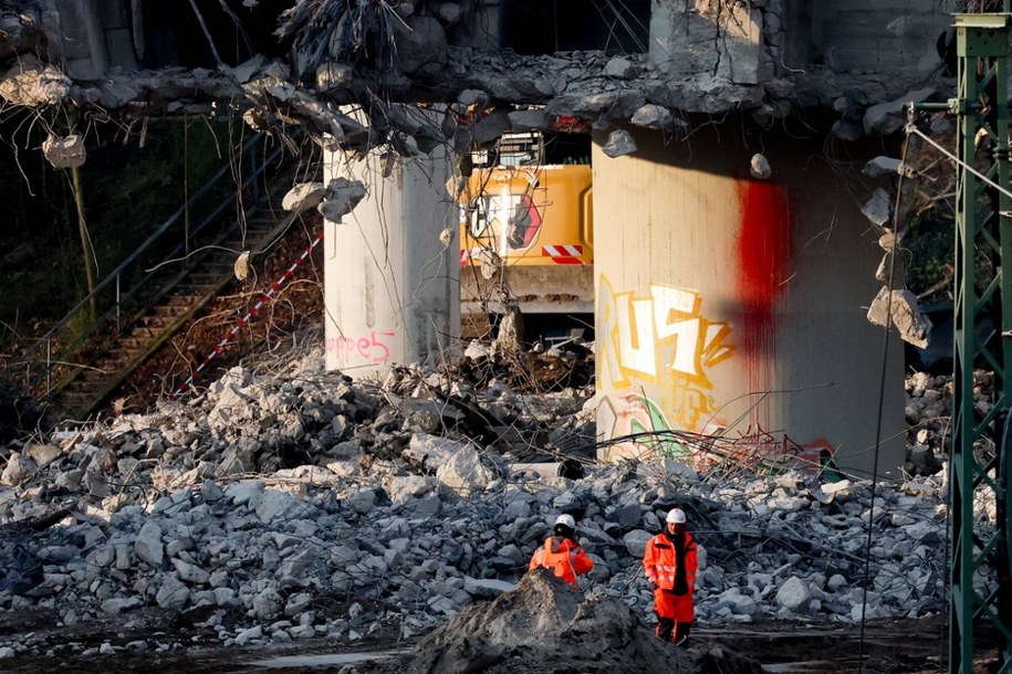 Wyburzanie mostu autostradowego w ciągi A100 w Belinie /FILIP SINGER /PAP/EPA