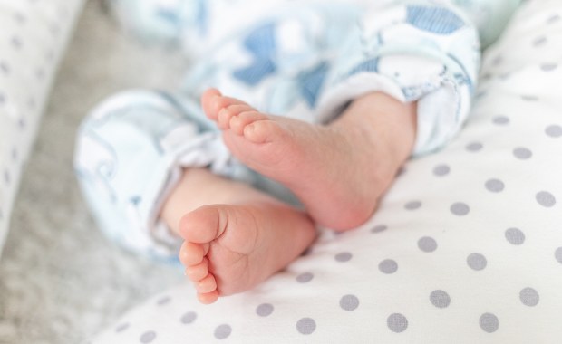 ​Wychłodzony noworodek w szafce. Zarzuty dla trzech osób