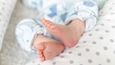 ​Wychłodzony noworodek w szafce. Zarzuty dla trzech osób