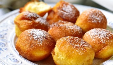 Wychodzą puszyste i delikatne. Bazą pączuszków jest serek waniliowy