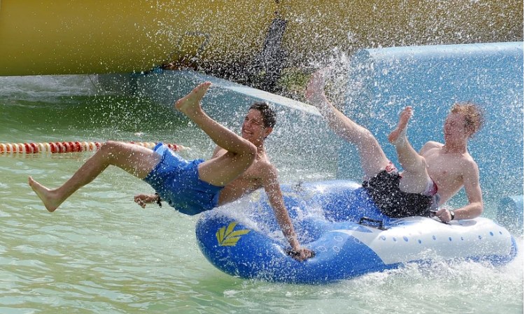 Wychodzenie wyłącznie w kąpielówkach poza plażę może skutkować otrzymaniem mandatu /AFP/JOE KLAMAR/ /INTERIA.PL