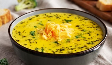 Wychodzi gęsta, kremowa i sycąca. Poprawia nastrój już od pierwszej łyżki