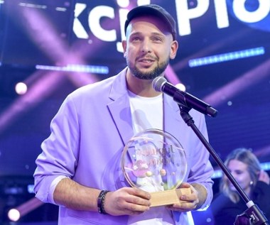 Wychodzi z cienia żony. Otrzymał nagrodę i zapowiedział nowy etap