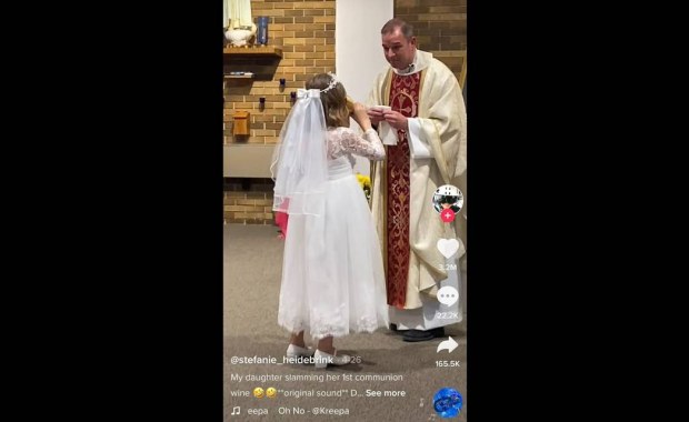 Wychyliła kielich do dna. Nagranie z pierwszej komunii hitem internetu