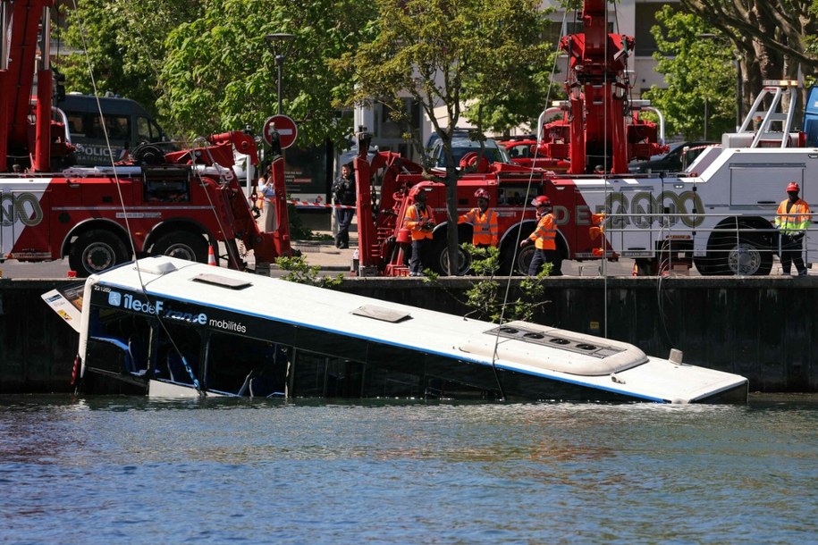 Wyciąganie autobusu z Sekwany /THOMAS SAMSON/AFP /East News