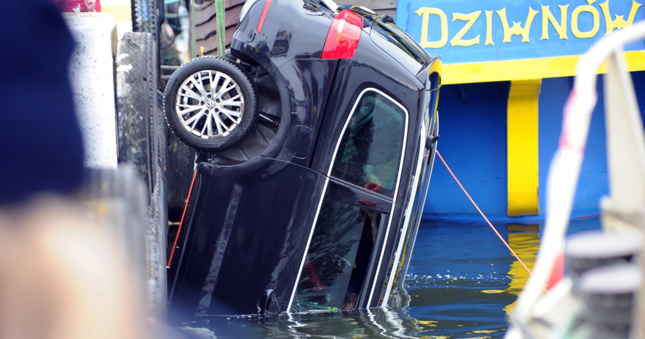 Wyciąganie samochodu osobowego, który wpadł do Zalewu Kamieńskiego w Dziwnowie, 28 bm. W środku znajdują się cztery martwe osoby w tym dwoje dzieci / 	Marcin Bielecki    /PAP