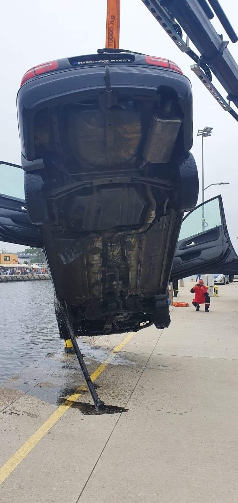 Wyciąganie samochodu z kanału /Autor: Artur Sempruch, miastokolobrzeg.pl /