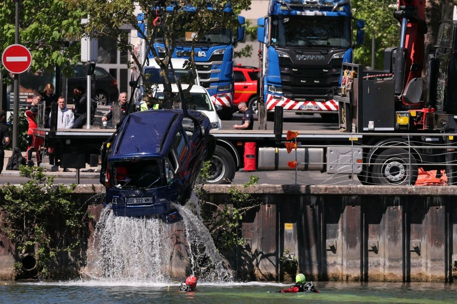 Wyciąganie z rzeki auta, w które uderzył autobus /THOMAS SAMSON / AFP /East News