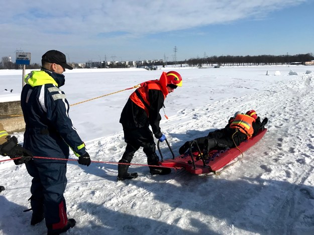 Wyciąganie z wody człowieka, pod którym załamał się lód, ćwiczyli lubelscy strażacy na Zalewie Zemborzyckim /Krzysztof Kot /RMF FM
