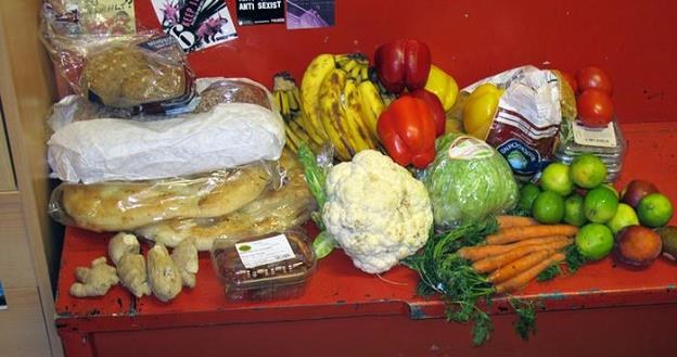 Wyciąganie żywności z kontenerów supermarketów jest obecnie karalne /&copy;123RF/PICSEL
