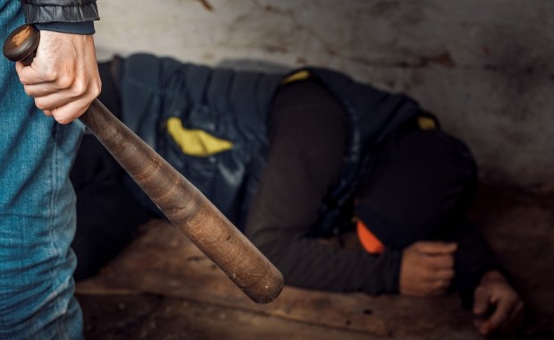 Wyciągnęli 47-latka z mieszkania i dotkliwie pobili. Mieli na koncie inne porwanie