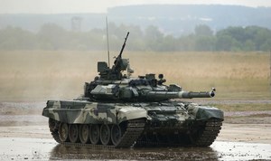 Wyciągnęli czołg T-90 z wody i strzelają do Rosjan