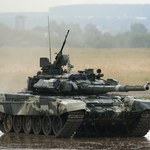 Wyciągnęli czołg T-90 z wody i strzelają do Rosjan