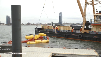 Wyciągnięto wrak śmigłowca, który wpadł do East River
