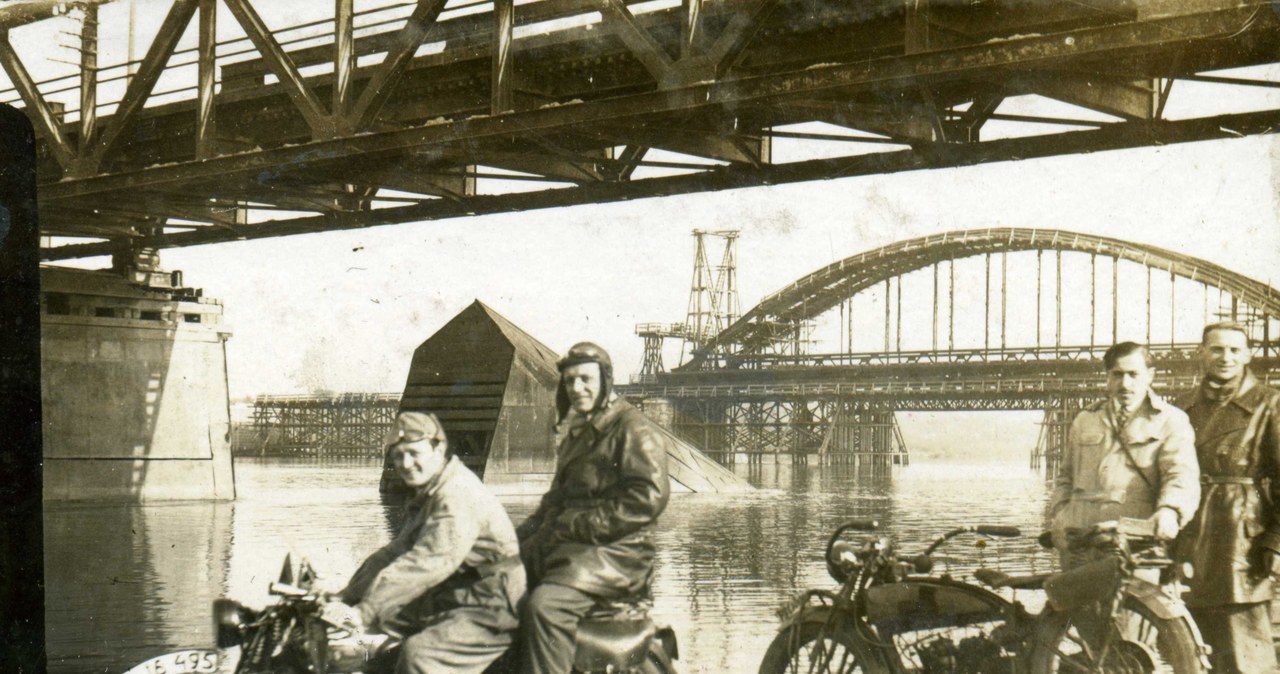 Wycieczka nad Zegrze. Od lewej: Jerzy Marr i Tadeusz Tomaszewski oraz dwie osoby nierozpoznane /Archiwum Tomasza Szczerbickiego