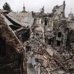 Wycieczka po ruinach teatru w Mariupolu. Rosjanie zaprosili gości
