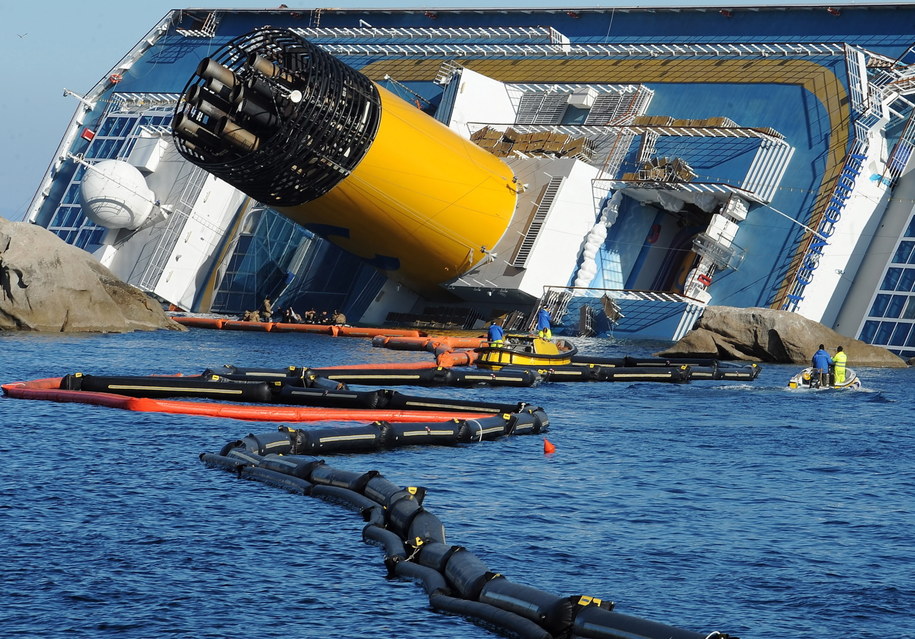 Wycieczkowiec Costa Concordia /CARLO FERRARO    /PAP/EPA