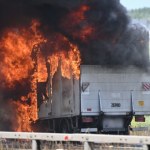 Wyciek kwasu i gęsty dym. Pożar ciężarówki z akumulatorami