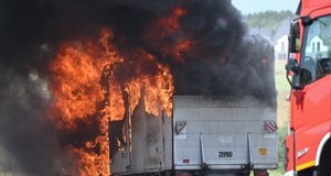 Wyciek kwasu i gęsty dym. Pożar ciężarówki z akumulatorami