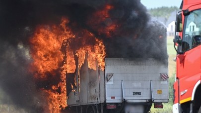 Wyciek kwasu i gęsty dym. Pożar ciężarówki z akumulatorami
