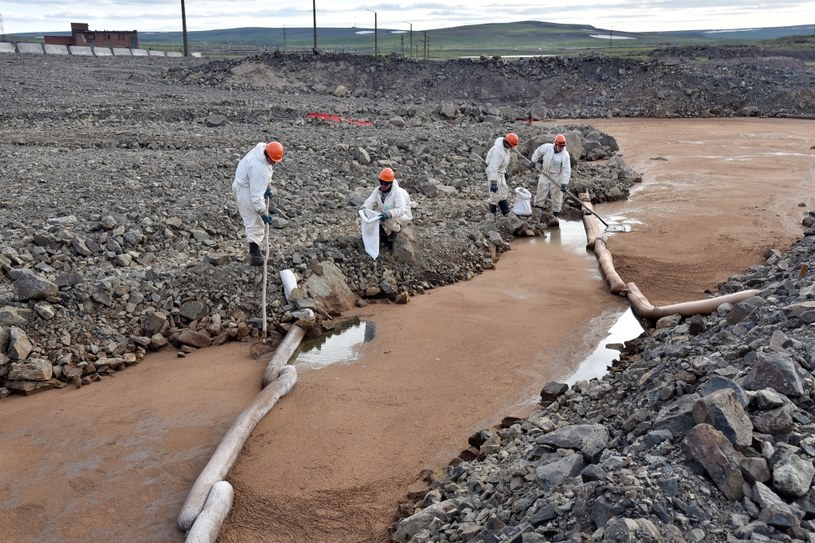 Wyciek wielu ton oleju napędowego do gruntu i rzek próbowano go jakimikolwiek metodami zatamować /Denis Kozhevnikov /Getty Images