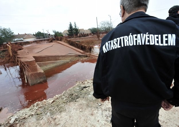 Wyciek ze zbiornika Ajka Timfoldgyar na Węgrzech ma katastrofalne skutki /AFP