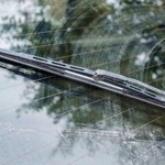 Wycieraczki zostawiają smugi na szybie. Spróbuj tego sposobu, zanim kupisz nowe