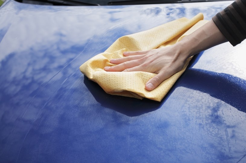 Wycieranie karoserii irchą lub ściągaczką do wody sprzyja powstawaniu nowych rys. Najlepiej używać miękkich ręczników. /Motor