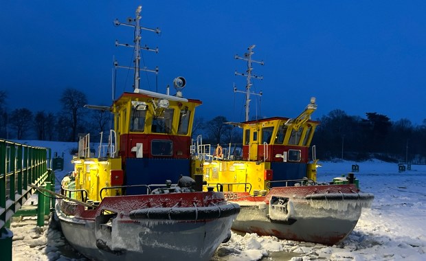 Wycięta rynna w lodzie. Tak lodołamacze ratują Wisłę przed zatorami